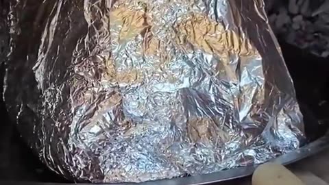 Grill_American_beef_wrapped_in_foil_in_a_self-built_oven._🥩🍖"