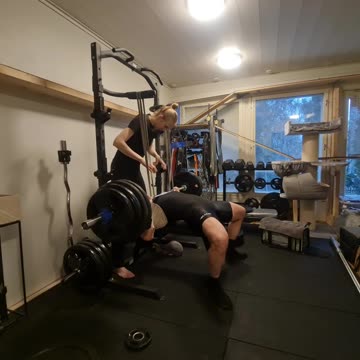 Benchpress with bands 180kg