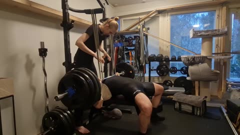 Benchpress with bands 180kg