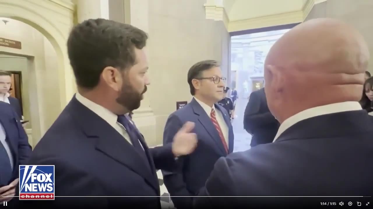 Dân biểu Mike Lawler và Chủ tịch Hạ viện Mike Johnson đụng độ với Thượng nghị sĩ đảng Dân chủ...