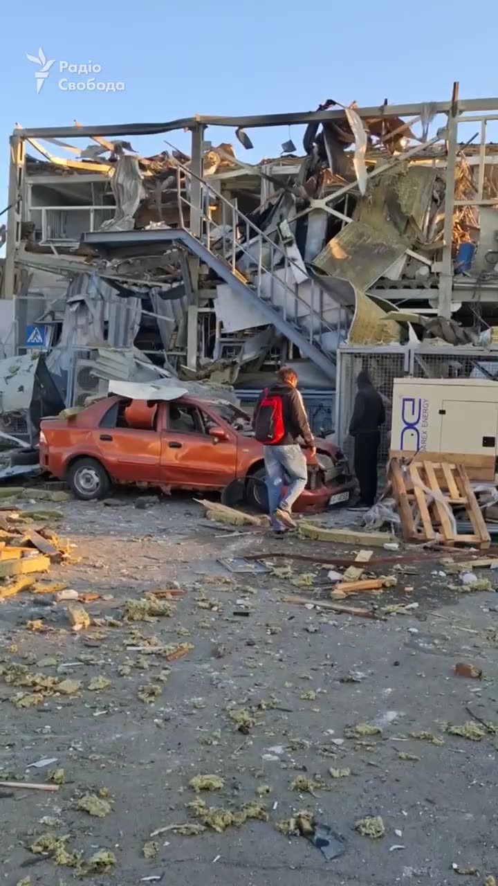 🇺🇦 The aftermath of the night strike by "Shahed" UAVs in Zaporizhzhia.