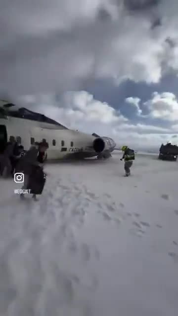 🇨🇦 The moment passenger evacuated the upside down plane in Toronto