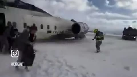 🇨🇦 The moment passenger evacuated the upside down plane in Toronto