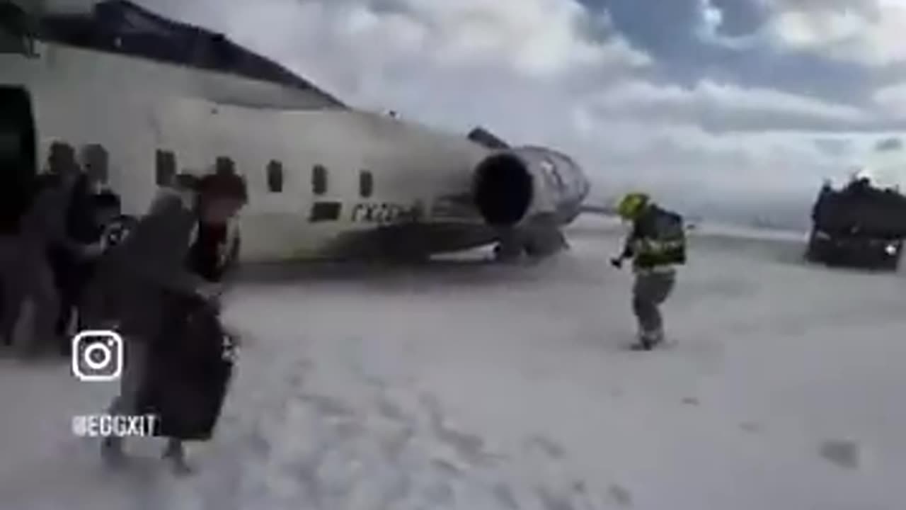 🇨🇦 The moment passenger evacuated the upside down plane in Toronto