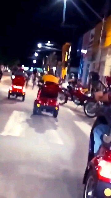 Triciclo elétrico nas ruas de Feijó