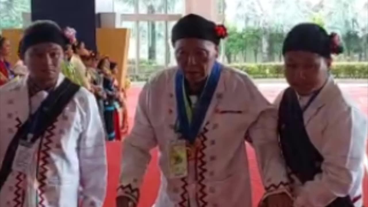 အသက်အရွယ်ကြီးရင့်နေပြီဖြစ်သော်လည်း ငြိမ်းချမ်းရေးအတွက် အားထုတ်ကြိုးပမ်းတက်ရောက်လာသူ