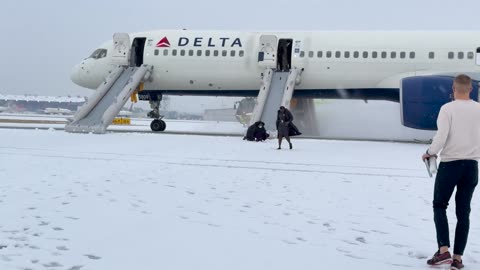 Footage of the 757 evacuation this morning in ATL.