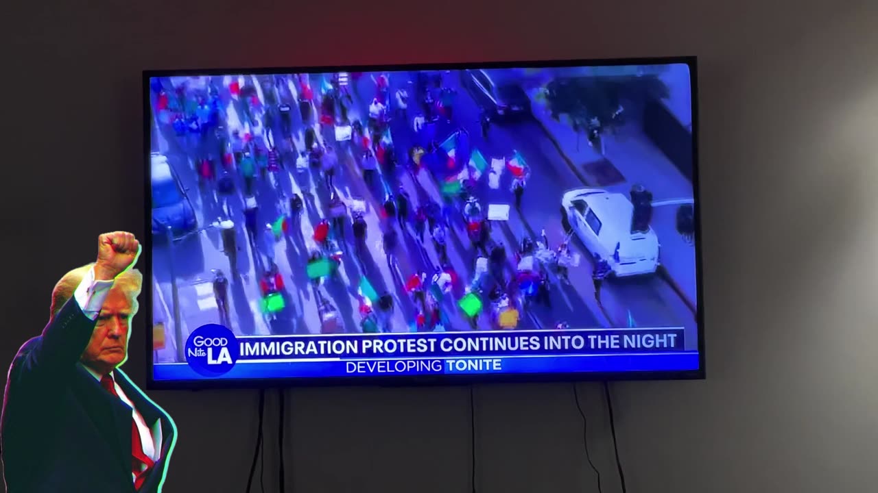 Raising the Mexican flag in Los Angeles really? It’s time to restore the republic. 🇺🇸