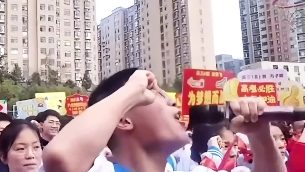 猝不及防的憋笑时刻,实在憋不住就笑吧! #憋笑 #严肃场合憋笑 #搞笑 #识货种草官
