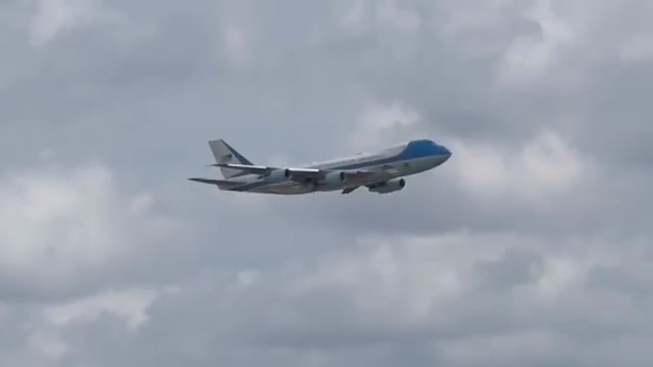 President Trump does a flyover on Air Force One over Daytona 500 to loud