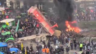 Farmers and police clash in front of the EU headquarters.
