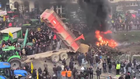 Farmers and police clash in front of the EU headquarters.