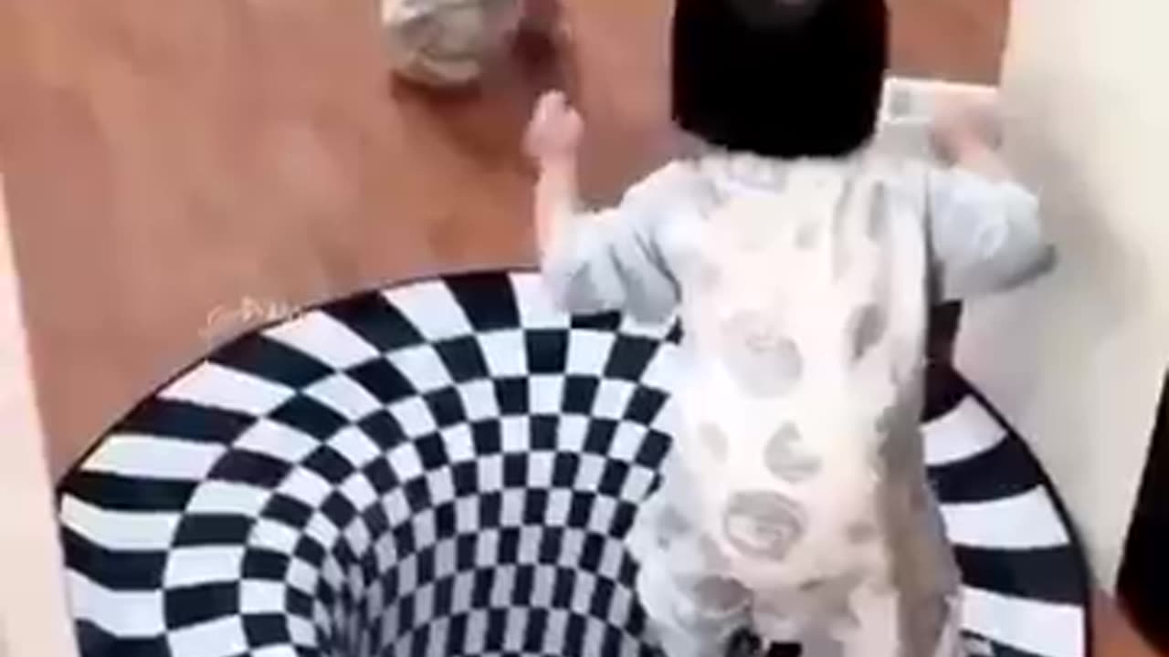 🤣 "Baby’s Hilarious Reaction to Walking on a Glass Bridge!