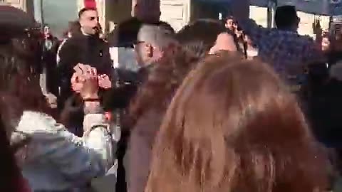 2.- Nazis "Antifascistas" atacan con extrema violencia la carpa de Alianza Catalana