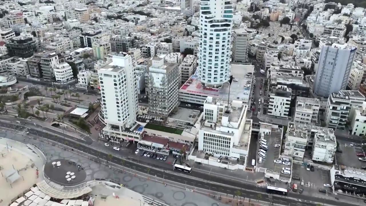 Beach mural says 'don't be fooled' as Netanyahu visits Trump