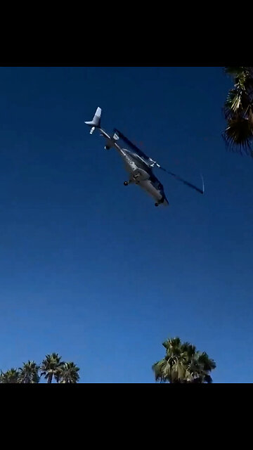Helicóptero pierde el control y se estrella en una playa concurrida de EE.UU.