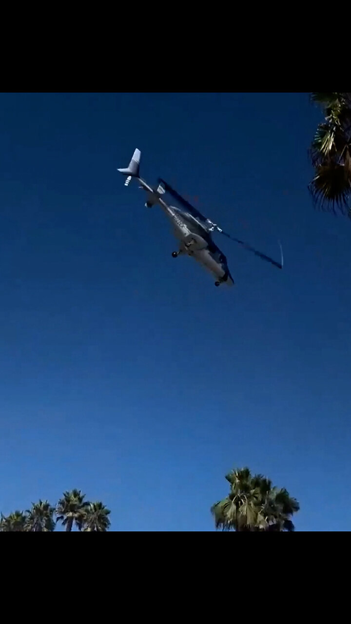 Helicóptero pierde el control y se estrella en una playa concurrida de EE.UU.