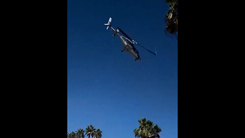 Helicóptero pierde el control y se estrella en una playa concurrida de EE.UU.