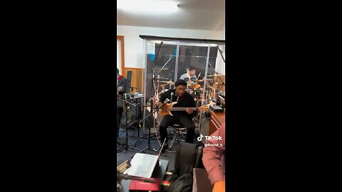 This band was 🔥🎵🔥🥁🎹🔥🎸 praise break