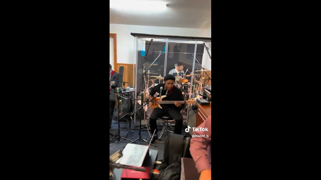 This band was 🔥🎵🔥🥁🎹🔥🎸 praise break