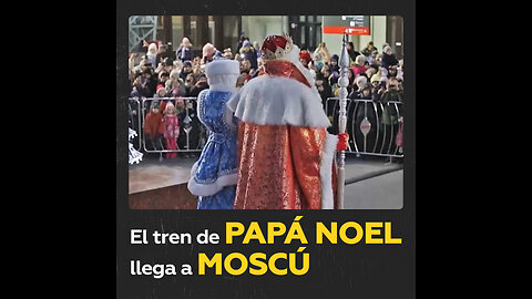 El tren de Papá Noel llega a una estación ferroviaria en Moscú