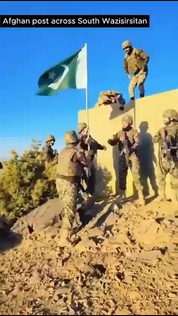❗️Pakistani soldiers raise their flag over an Afghan border post