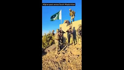 ❗️Pakistani soldiers raise their flag over an Afghan border post