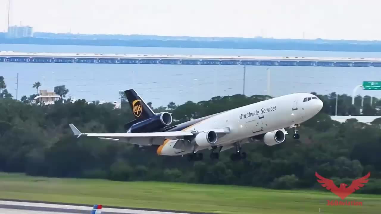 Hard landing and go-around of a McDonnell Douglas MD-11 of UPS at Tampa Airport (USA)