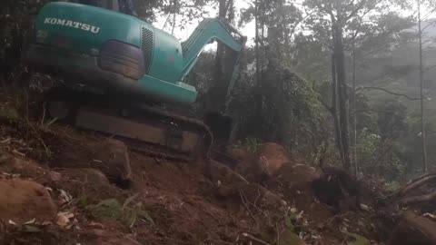 Most People Would Turn Back… This 365C Excavator Operator Didn’t!