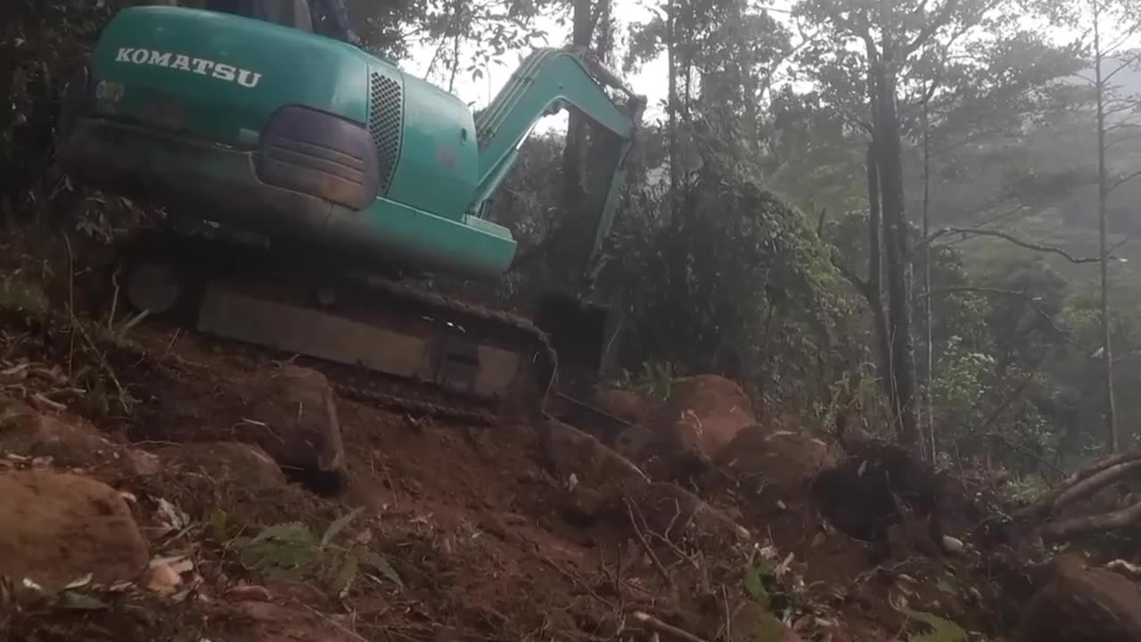 Most People Would Turn Back… This 365C Excavator Operator Didn’t!