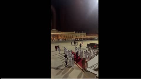 🚨 Quốc vương Qatar đang lên chuyên cơ Không lực Một để gặp Tổng thống Donald Trump