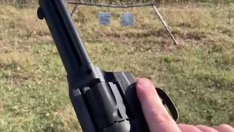 响尾蛇转轮手枪 #国外合法拍摄国内请勿模仿 #武器科普 #实弹射击 #男人减速带 #靶场射击