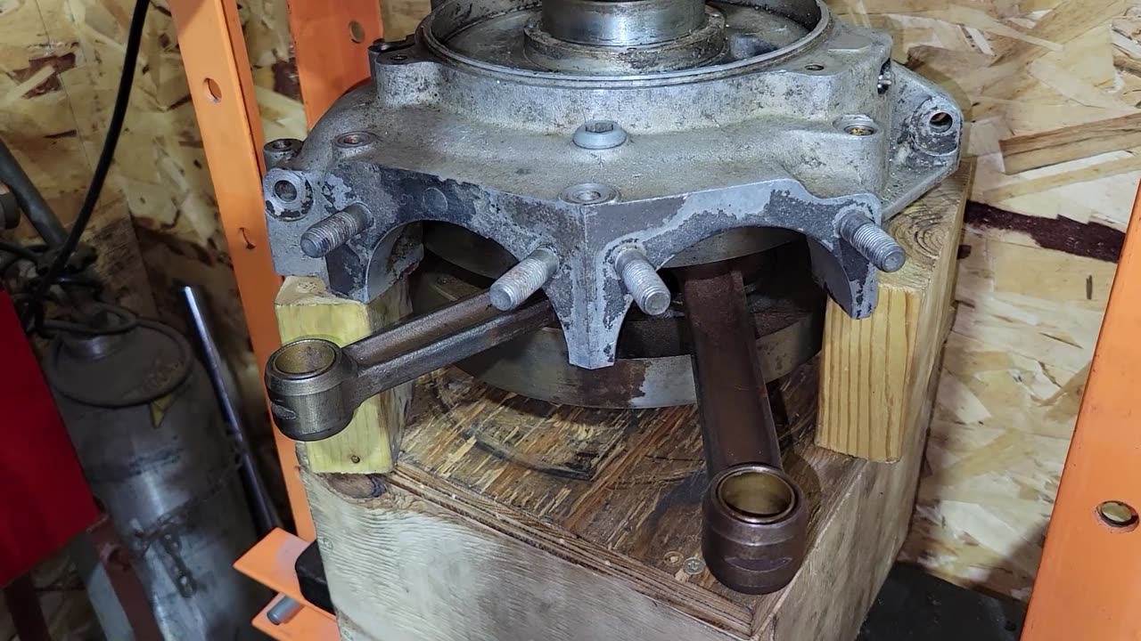 1970 and later Harley Davidson Shovelhead engine rebuild Part 1, Removing the flywheel