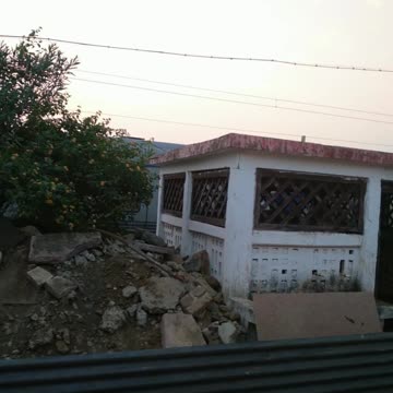 🚂 Watching the train slowly move through the railway station 🚉#DailyCommute