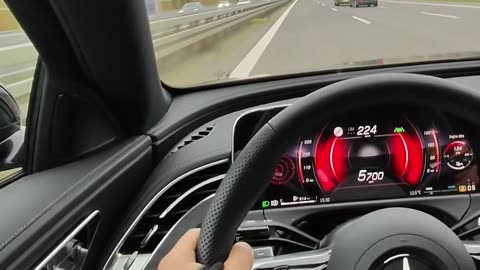 Near Miss Crash at 225km/h in the German Autobahn