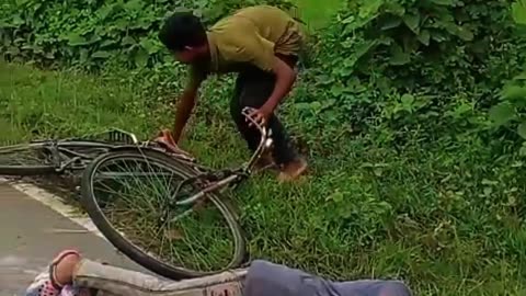 সাইকেল চালক ধাক্কা দিল পথযাত্রীকে 😲 তারপর যা হলো 😂 Funny Shorts Comedy Video Bangla Fun