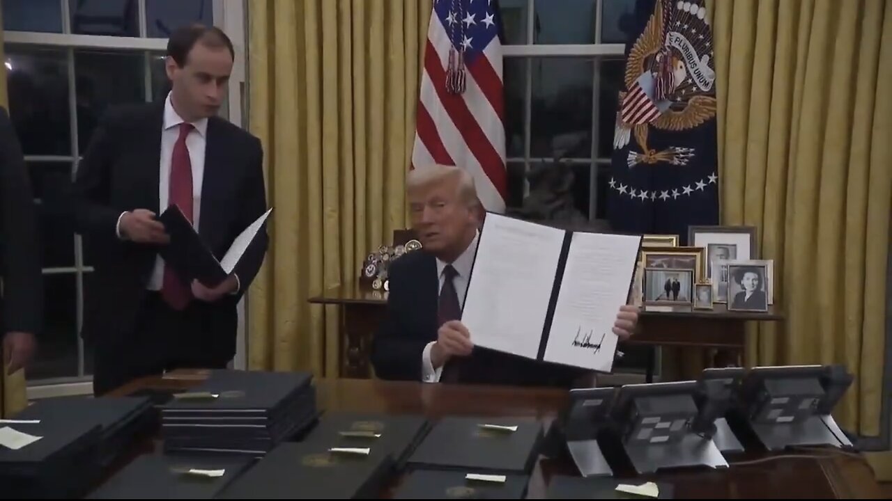 TRUMP❤️🇺🇸🥇🪽🕺SIGNS EXECUTIVE ORDER🤍🇺🇸🏅🪽📑✍️🏛️FREEING J6 POLITICAL PRISONERS💙🇺🇸🏅🪽🛗⭐️