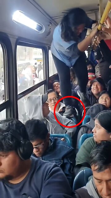 Una trabajadora trepa asientos para cobrar pasajeros