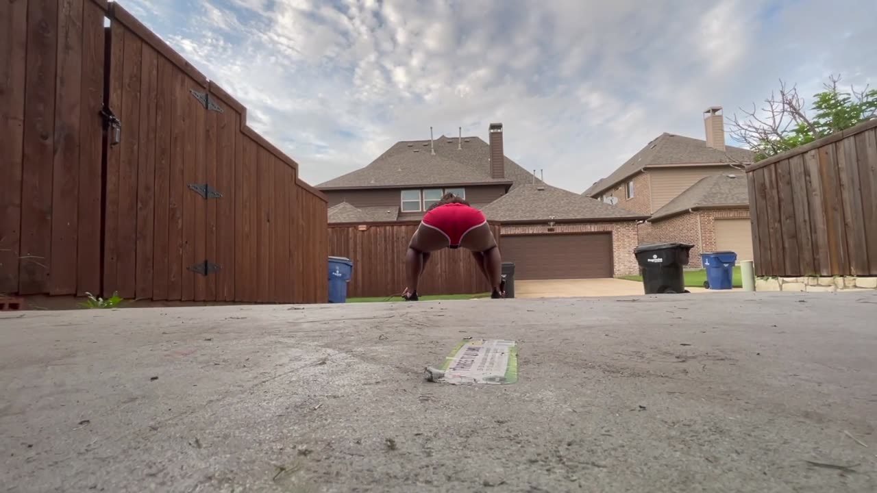 18yo Kyra teaches Skipping