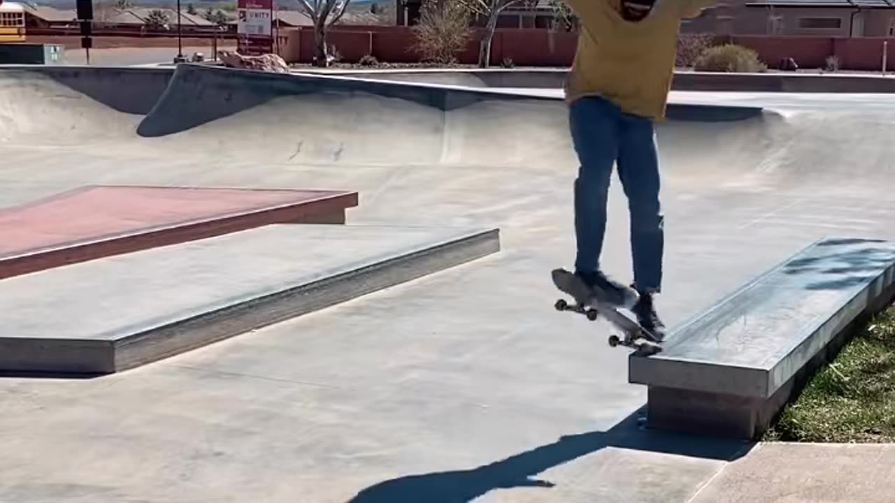 🛹🔄 Smith Grind Inward Heelflip! Smooth Skate Trick! | SkateNation