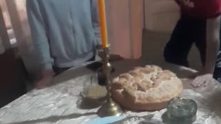 Así celebra una familia serbia una festividad religiosa