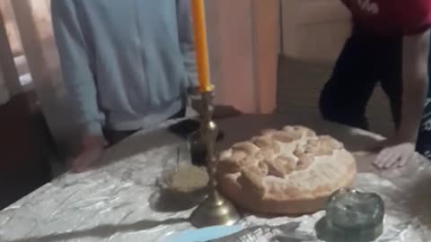 Así celebra una familia serbia una festividad religiosa