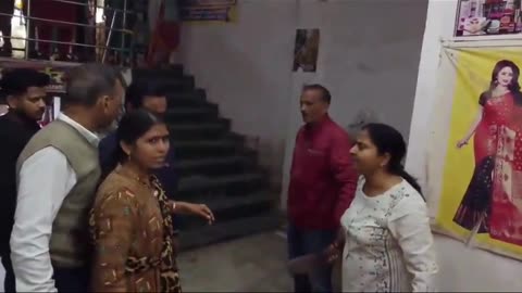 Unnao: Slipper Fight at Dhawan Road Market Goes Viral, Woman Accused of Illegal Occupation