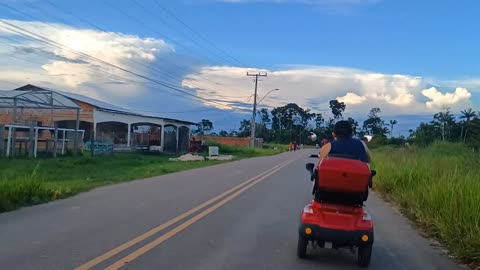 Aventura com triciclo elétrico