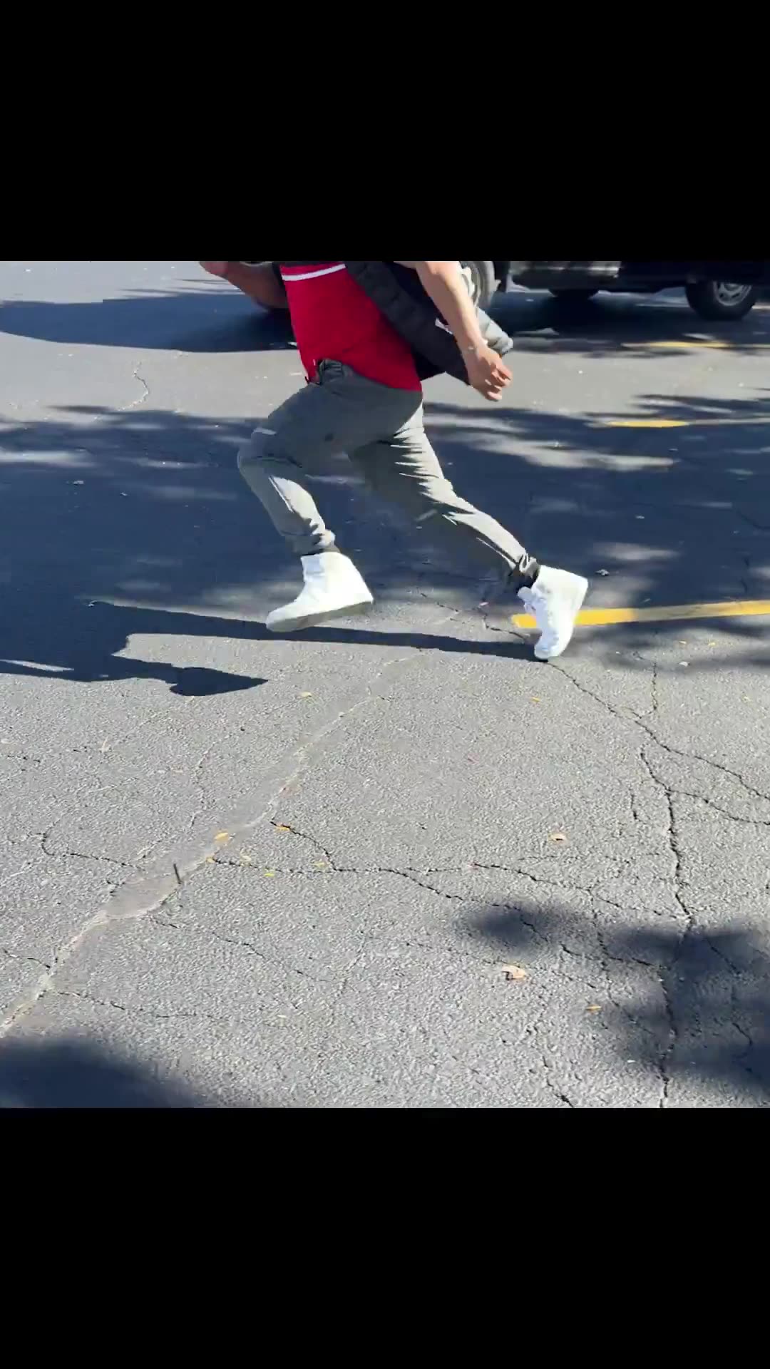 🚨 5 illegals escape deportation in Chicago as protesters waving the Mexico flag