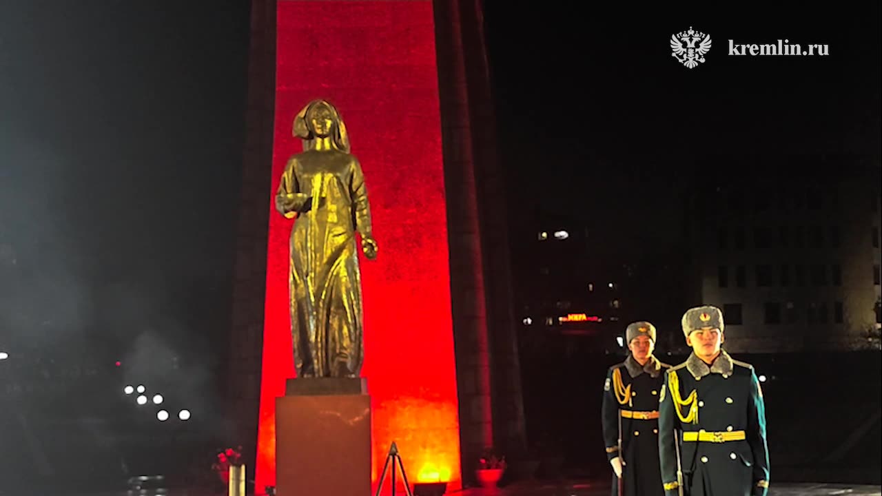 Лидеры России и Киргизии направляются к мемориальному