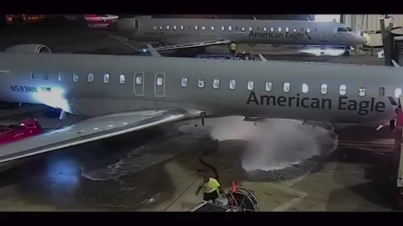 Aircraft fueler hose malfunctions at Dallas airport