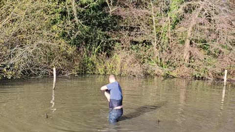 Man Rescues Canadian Goose Tangled in Rope