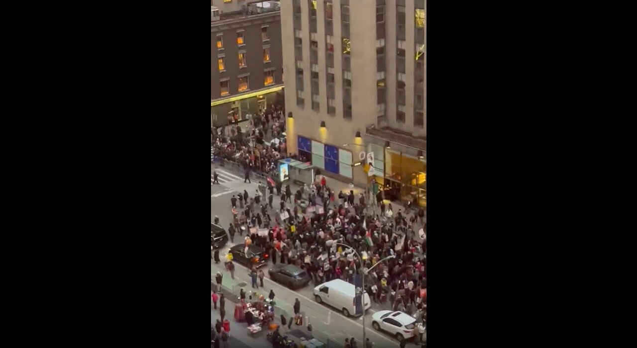 Massive crowd of Hamas supporters has taken over in downtown Manhattan calling for a global intifada