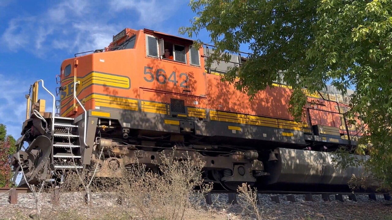 Looking Up at BNSF 5642 in Wayzata, Minnesota